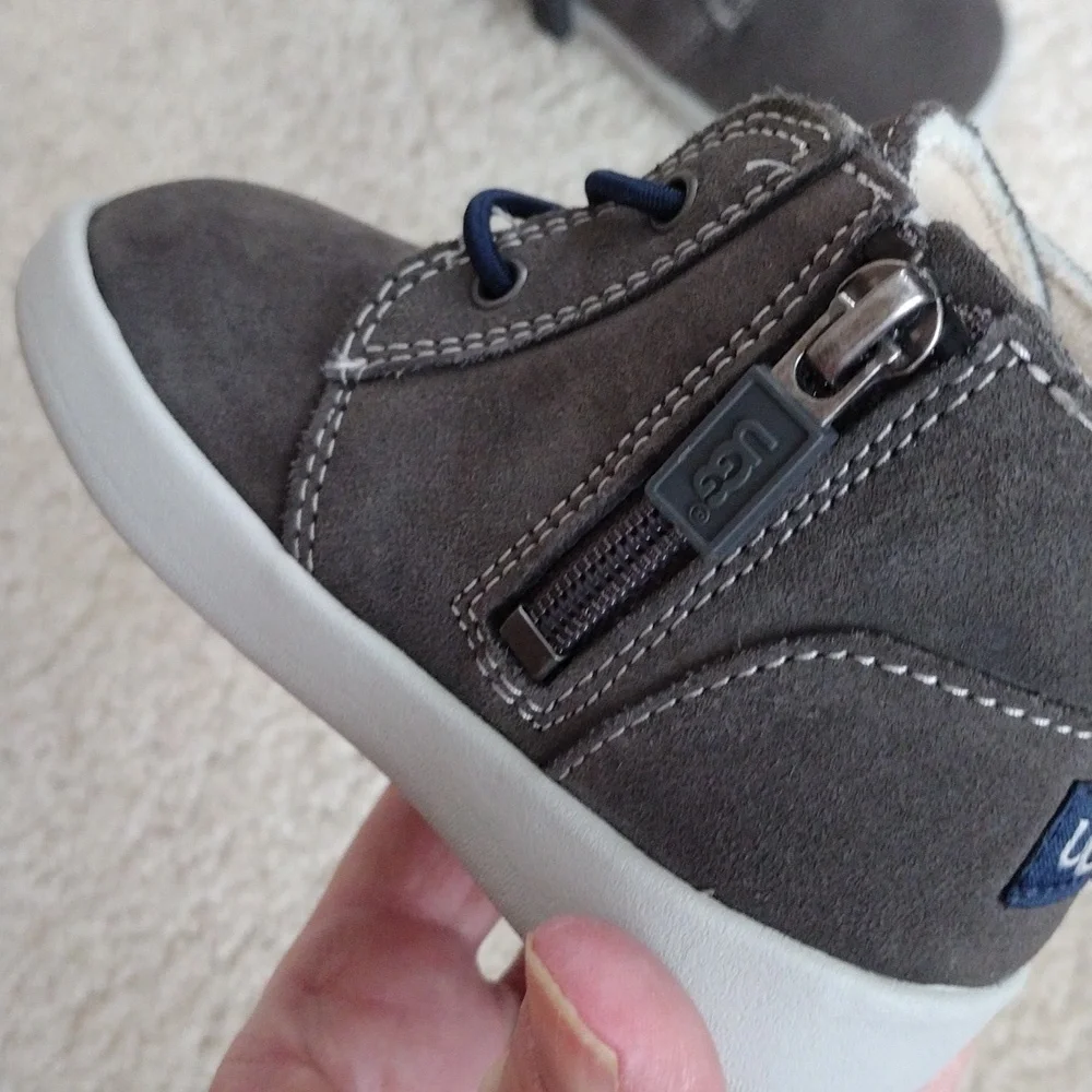 UGG gray suede zip kids ankle boots. NWOT. Size 4/5